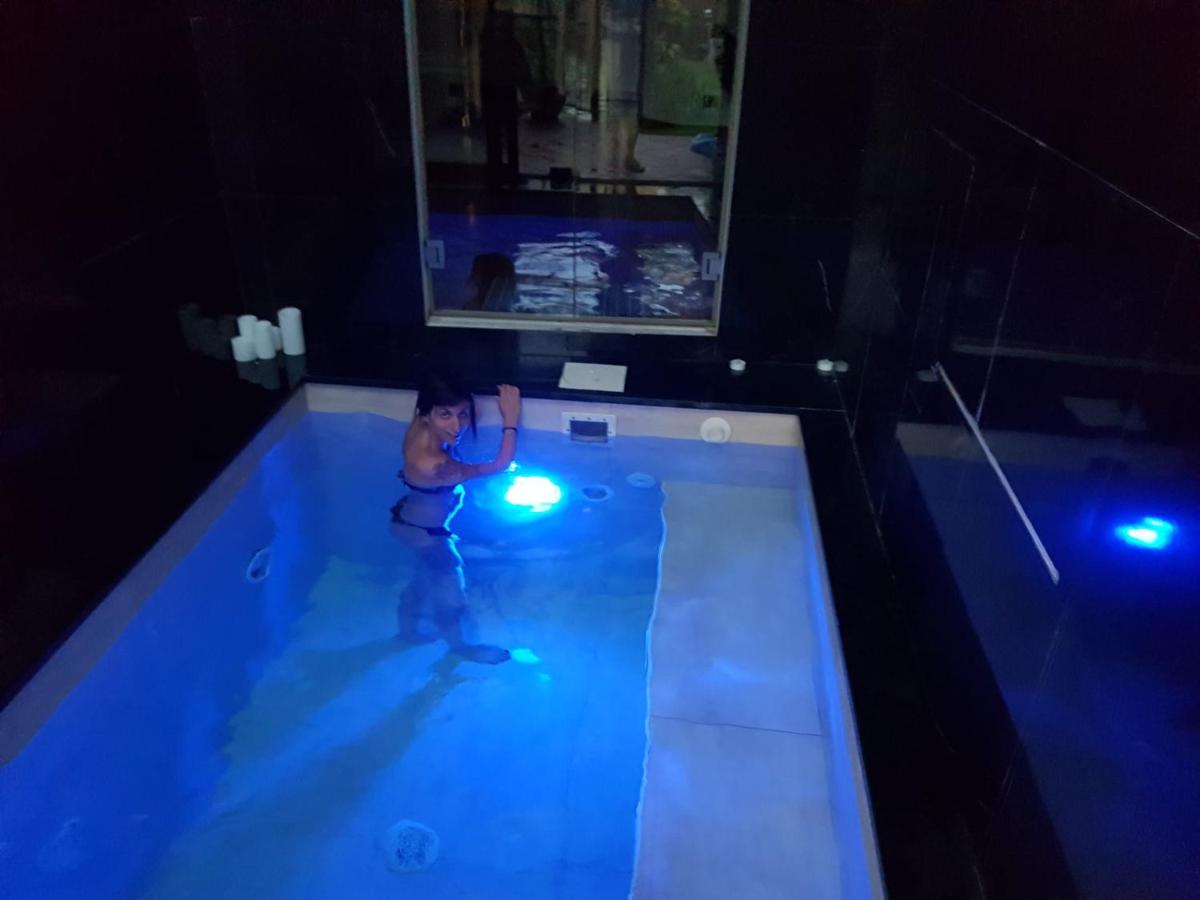 La casa con piscina riscaldata interna ANNA LUXURY GARDEN - Housity