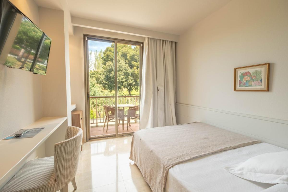 Cama o camas de una habitación en S'Agaró Hotel Spa & Wellness