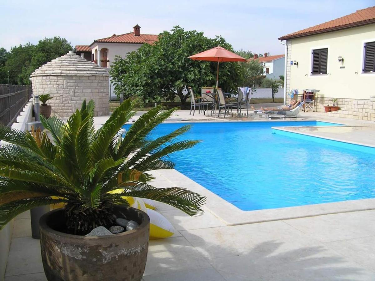 Suitetrails - Nice, cosy studio apartment with shared outdoor pool