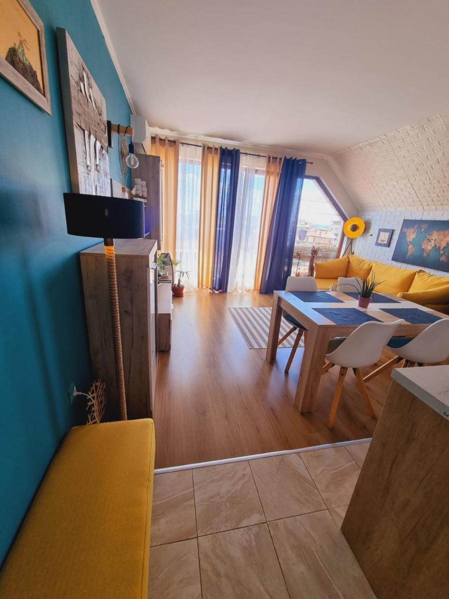 Sunny Romance - Housity