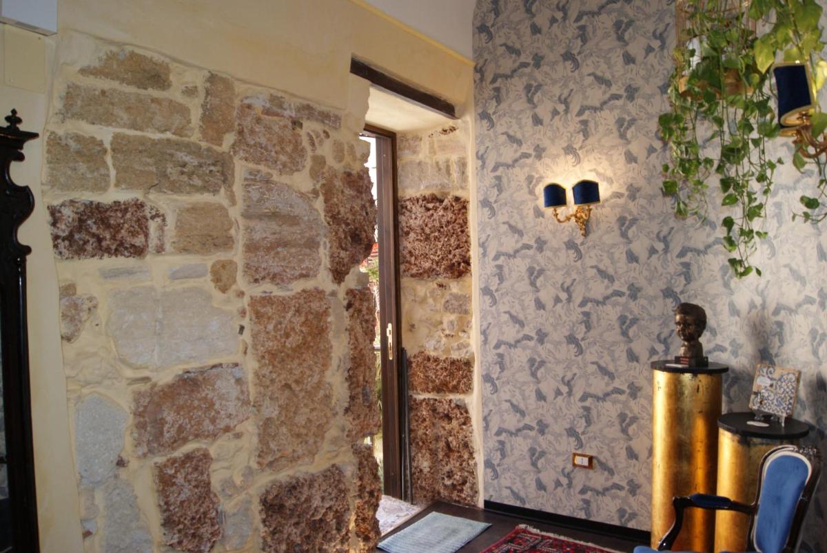 BeeClaire Guest House - Housity
