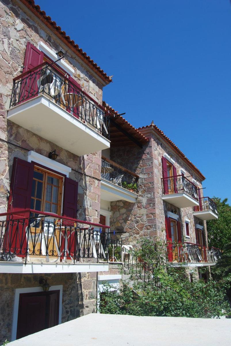 The Schoolmistress With The Golden Eyes, studios & rooms - Housity