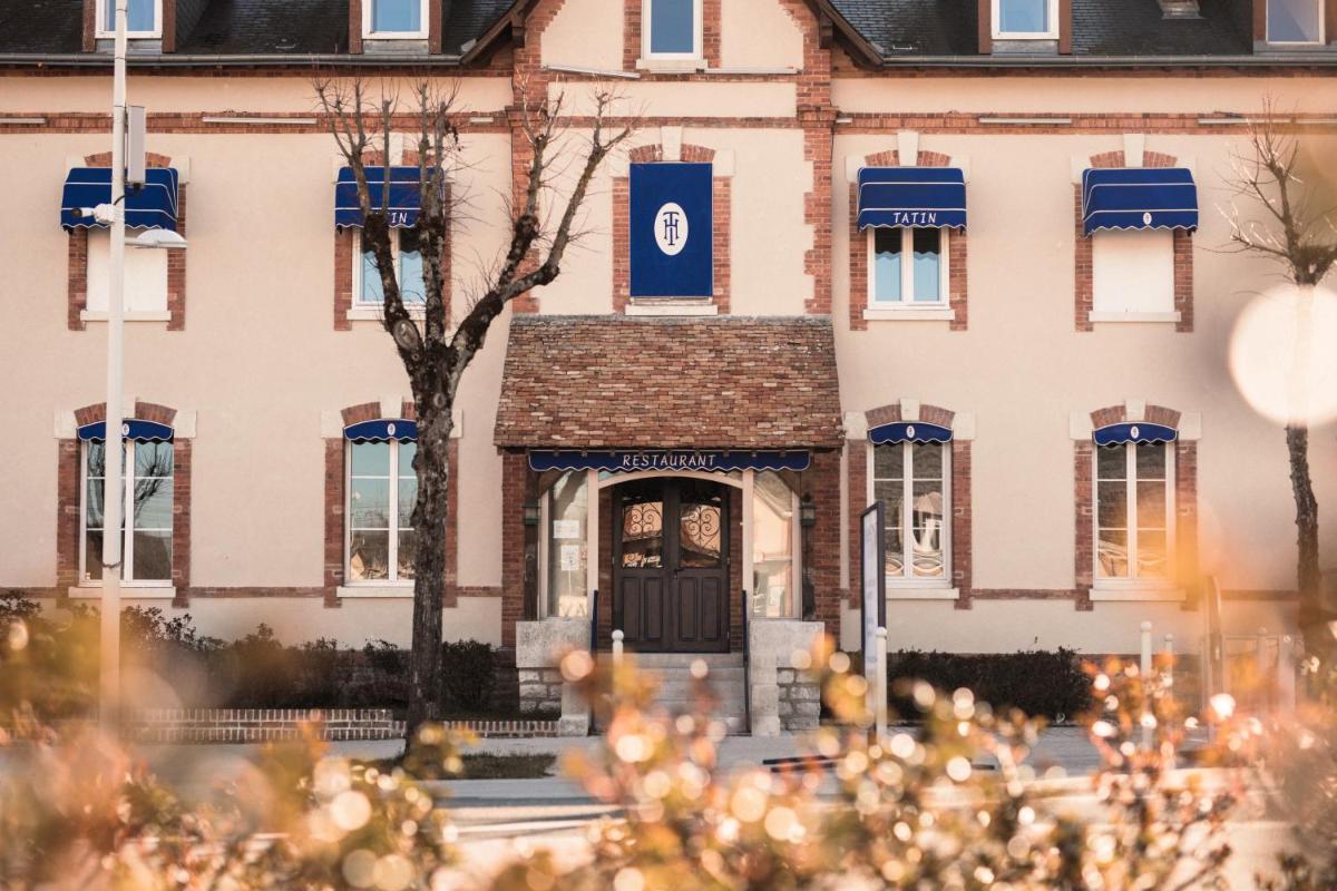 un bâtiment avec une porte en façade dans l'établissement La Maison TATIN, à Lamotte-Beuvron