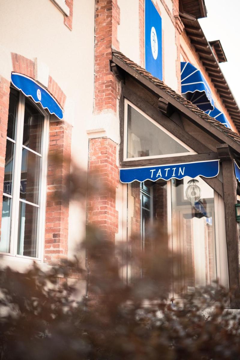 un symbole religieux bleu sur le côté d'un bâtiment dans l'établissement La Maison TATIN, à Lamotte-Beuvron