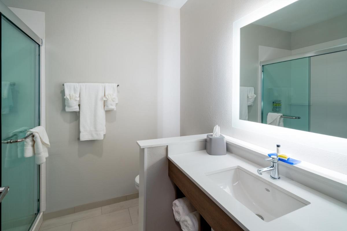 Holiday Inn Express & Suites - St Peters, an IHG Hotel - Housity