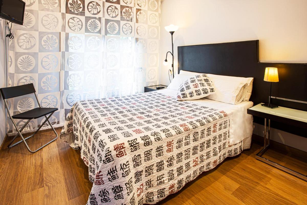 Una habitación de hotel con una cama y una ventana. en LA CASONA Encanto Rural - ApartaHotel SPA Llanes, en Llanes 38 fotos más