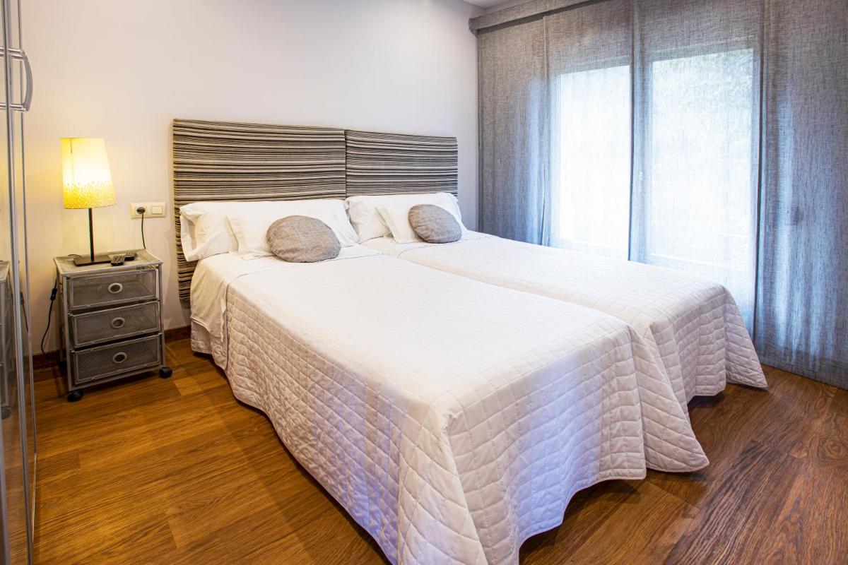 Cama o camas de una habitación en LA CASONA Encanto Rural - ApartaHotel SPA Llanes