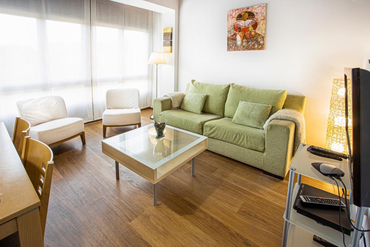 Una televisión o centro de entretenimiento en LA CASONA Encanto Rural - ApartaHotel SPA Llanes