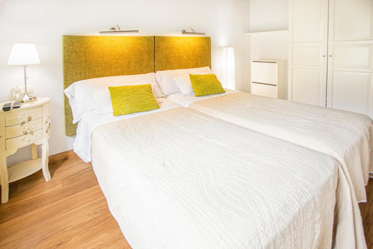 Cama o camas de una habitación en LA CASONA Encanto Rural - ApartaHotel SPA Llanes