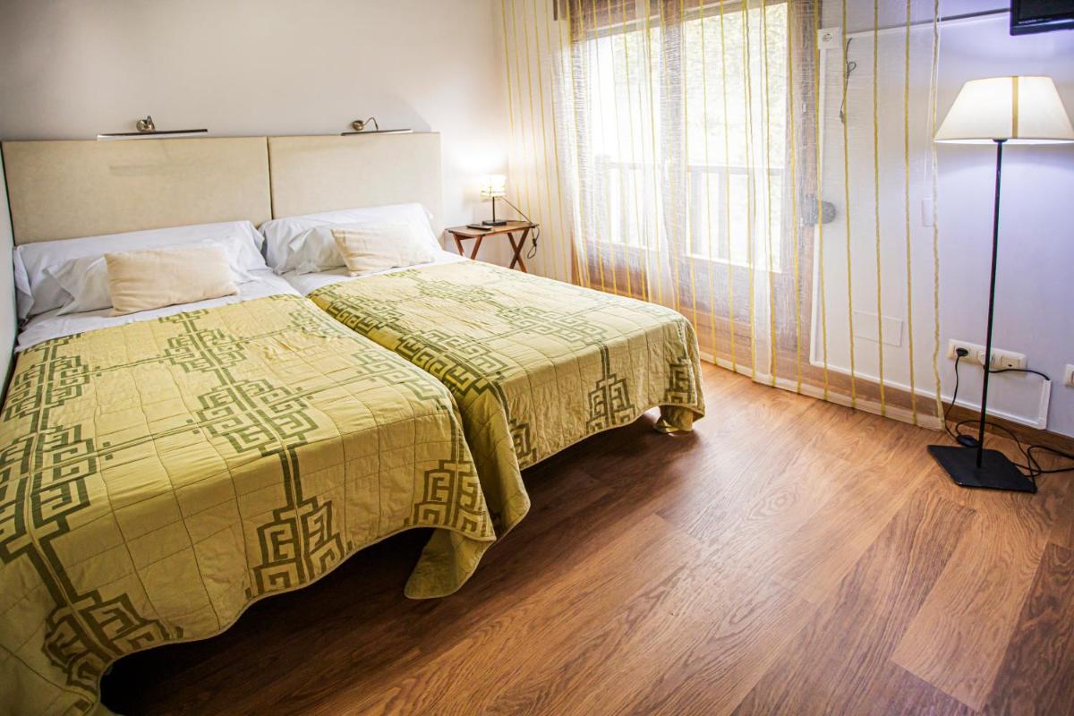 Cama o camas de una habitación en LA CASONA Encanto Rural - ApartaHotel SPA Llanes