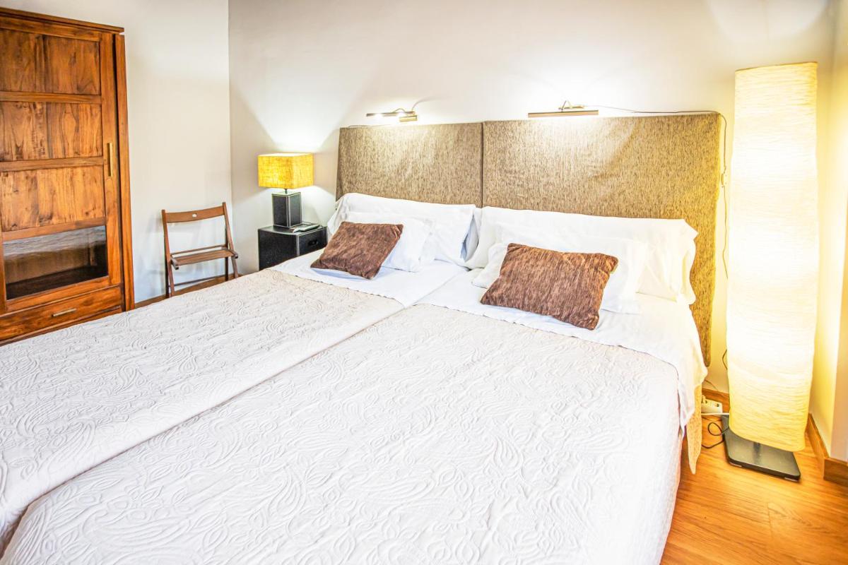 Cama o camas de una habitación en LA CASONA Encanto Rural - ApartaHotel SPA Llanes