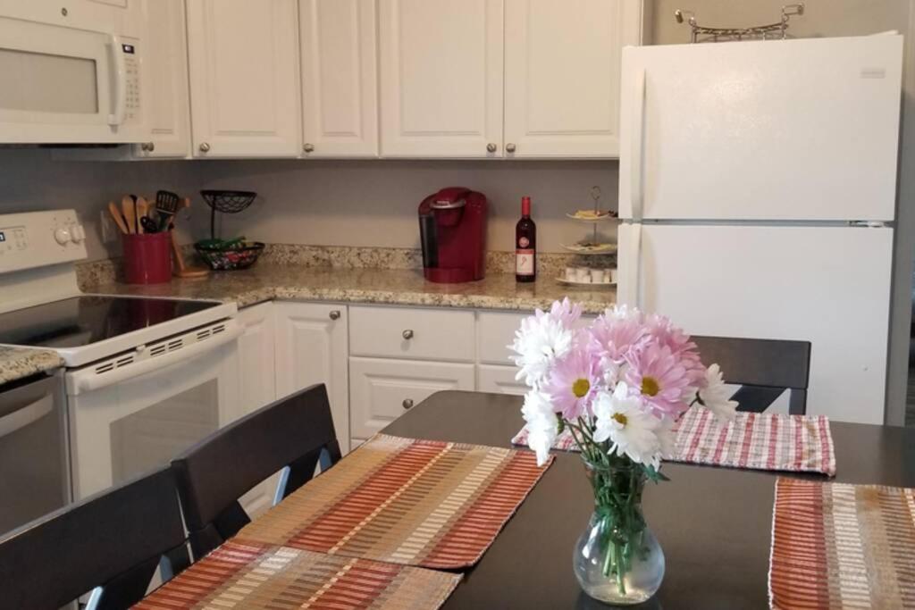 Lakehouse has Spectacular View plus Easy Access! - Housity