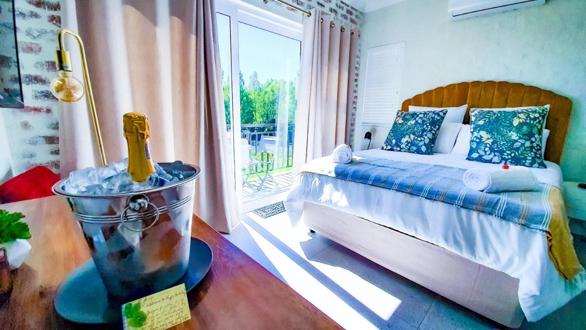 Exquisite Pont de Val Riverside Escape Apartment - Housity