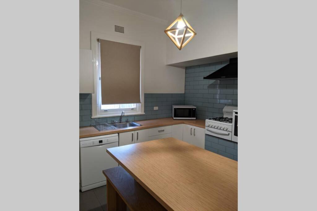 Cute cottage walking distance to CBD - Housity