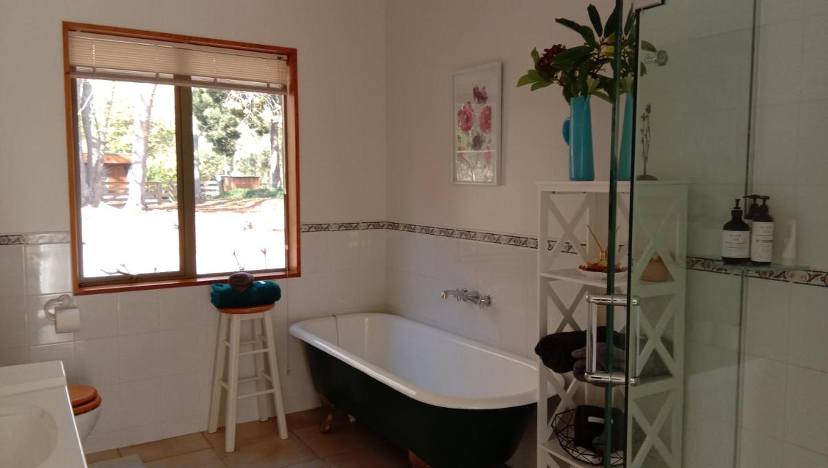 Rose & Stream Retreat - Housity