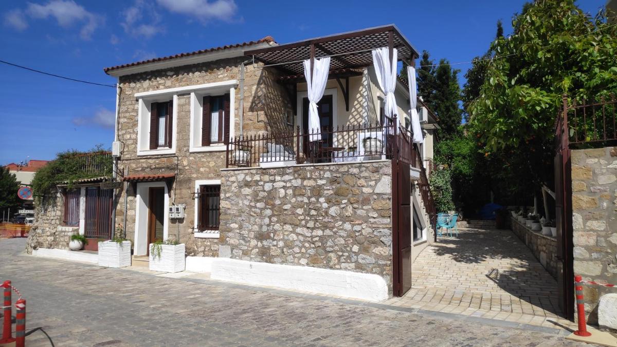 Naupactus unique harbor apartment in a stone house! - Housity