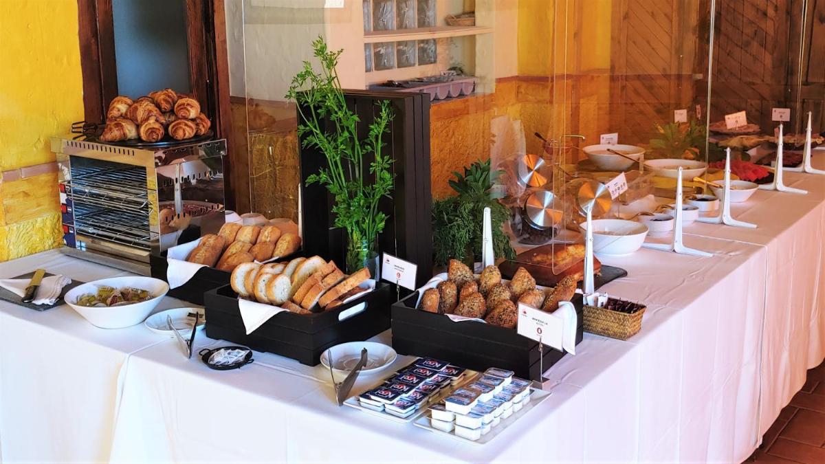 Comida en o cerca de este hotel