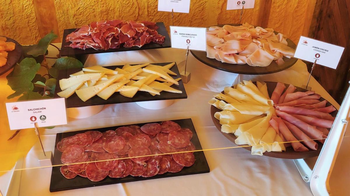 Comida en o cerca de este hotel