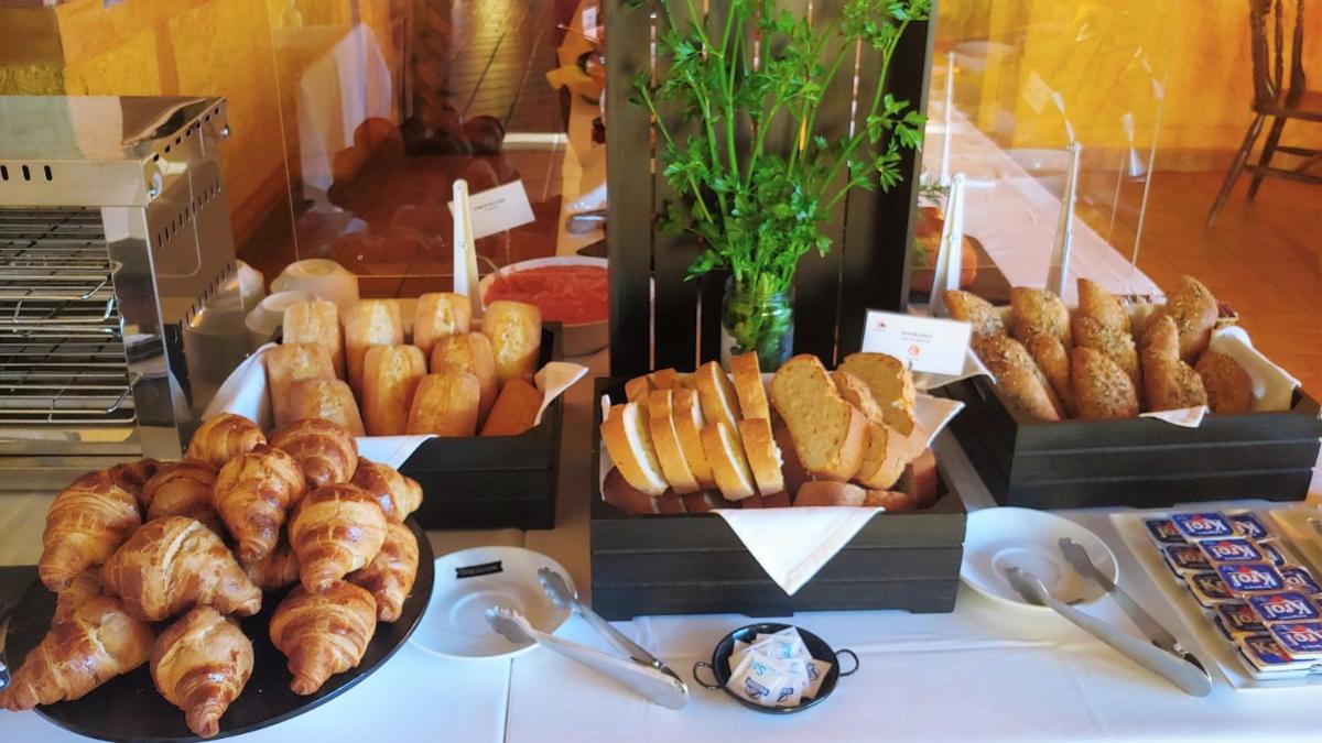 Comida en o cerca de este hotel