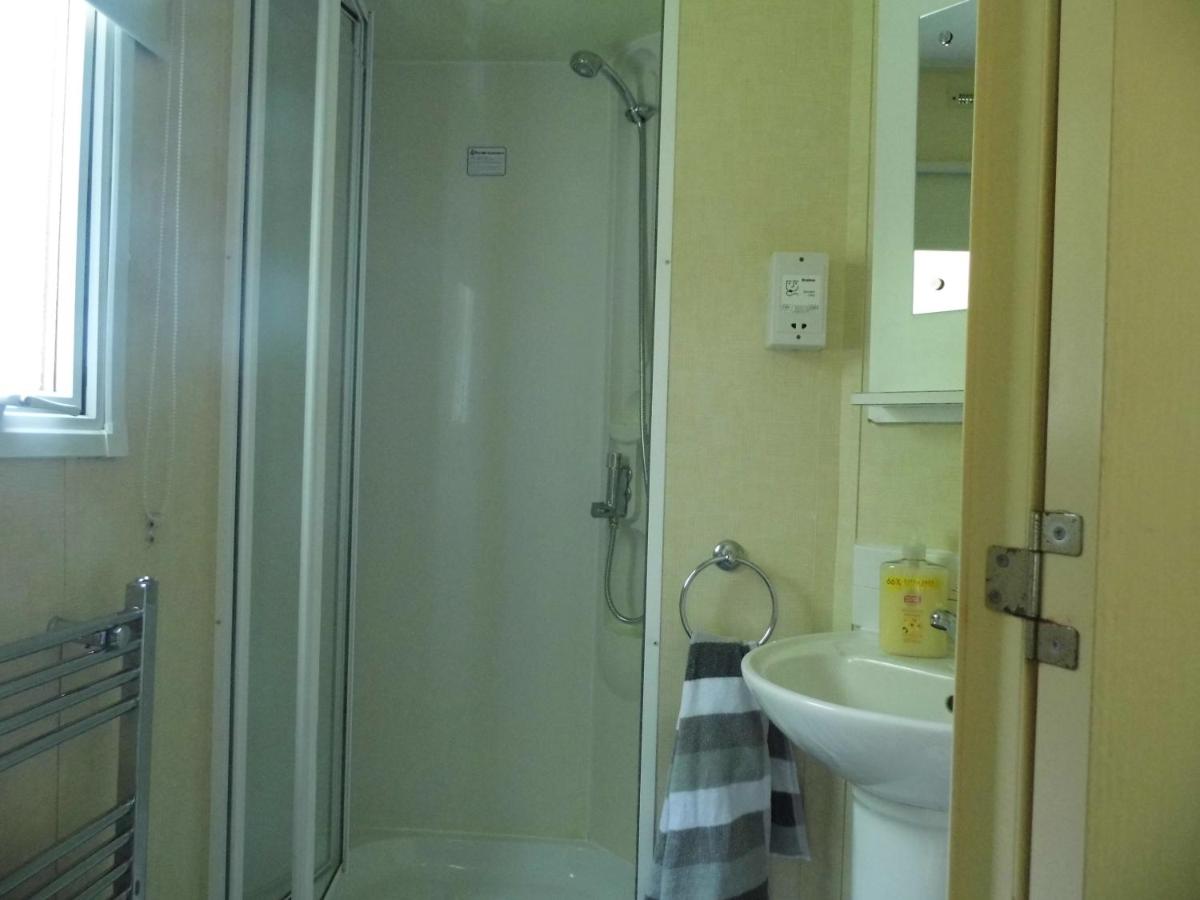 Oakdene -3 Bedroom Caravan - Housity