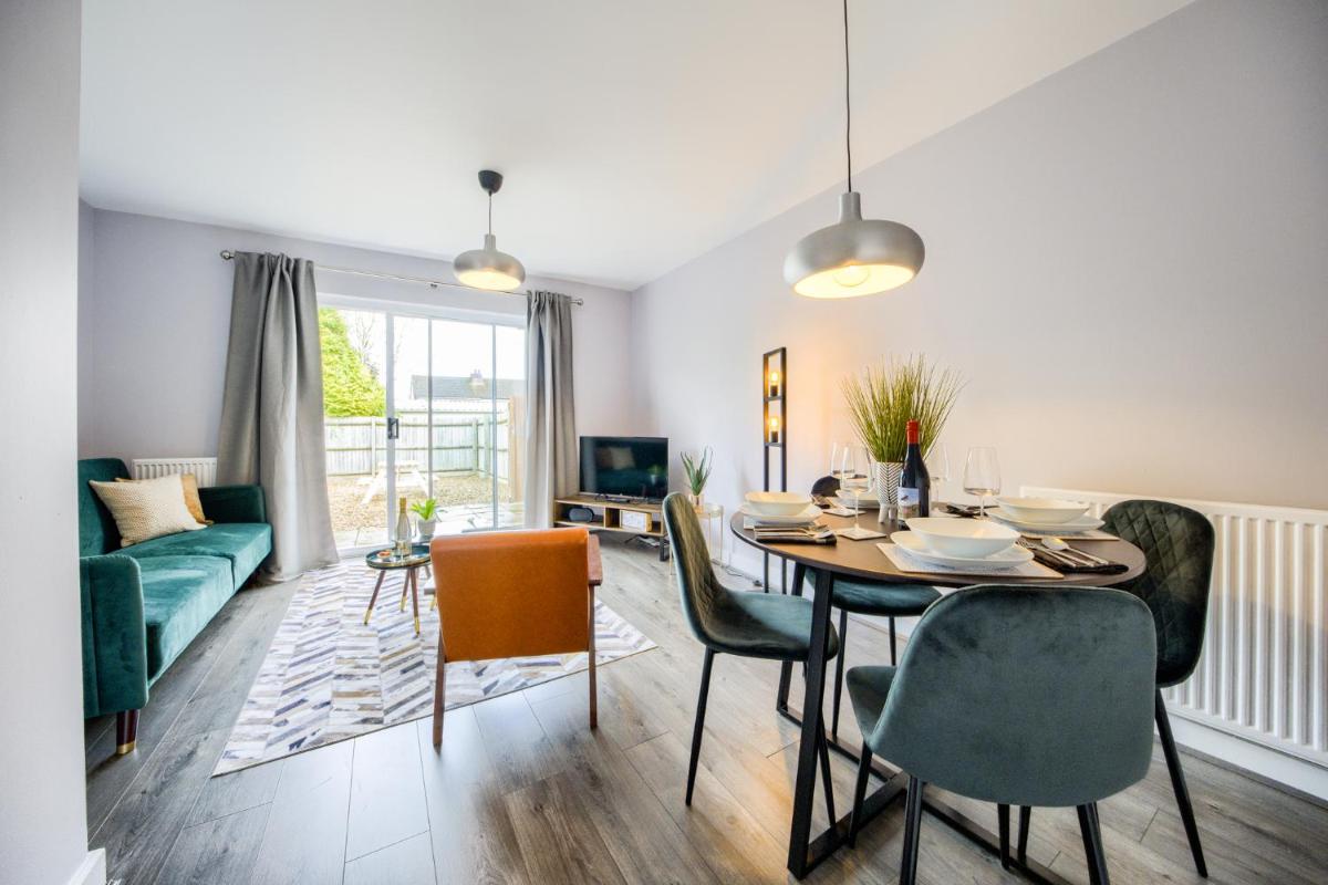 Coventry Contemporary House, M6, CBS Arena - RICOH, Private Parking, Sleeps 5, by EMPOWER HOMES - Housity