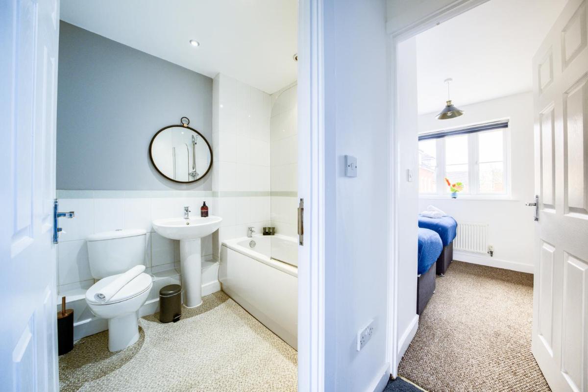 Coventry Contemporary House, M6, CBS Arena - RICOH, Private Parking, Sleeps 5, by EMPOWER HOMES - Housity