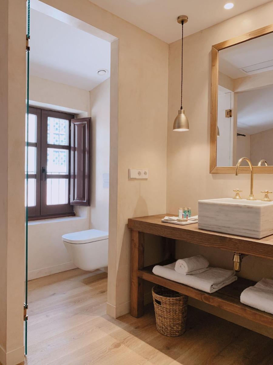 Un baño de Hotel Palau Macelli & Spa