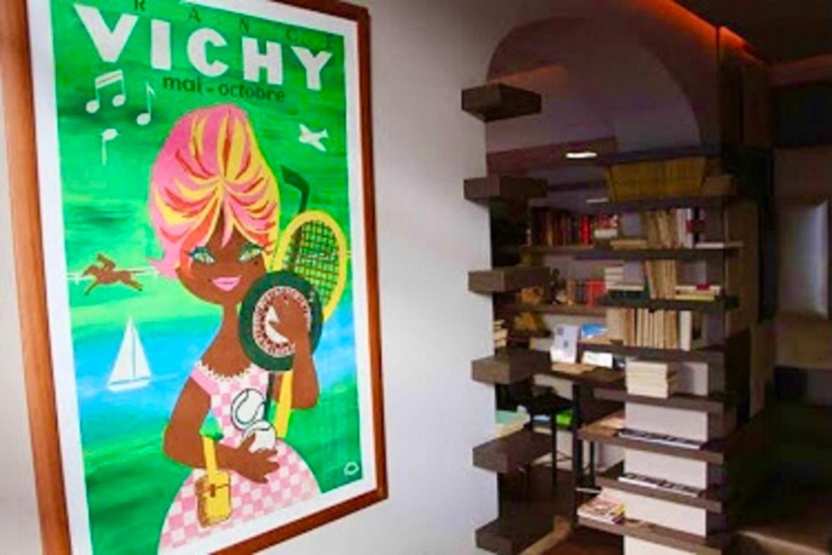 Bibliothèque dans l'hôtel