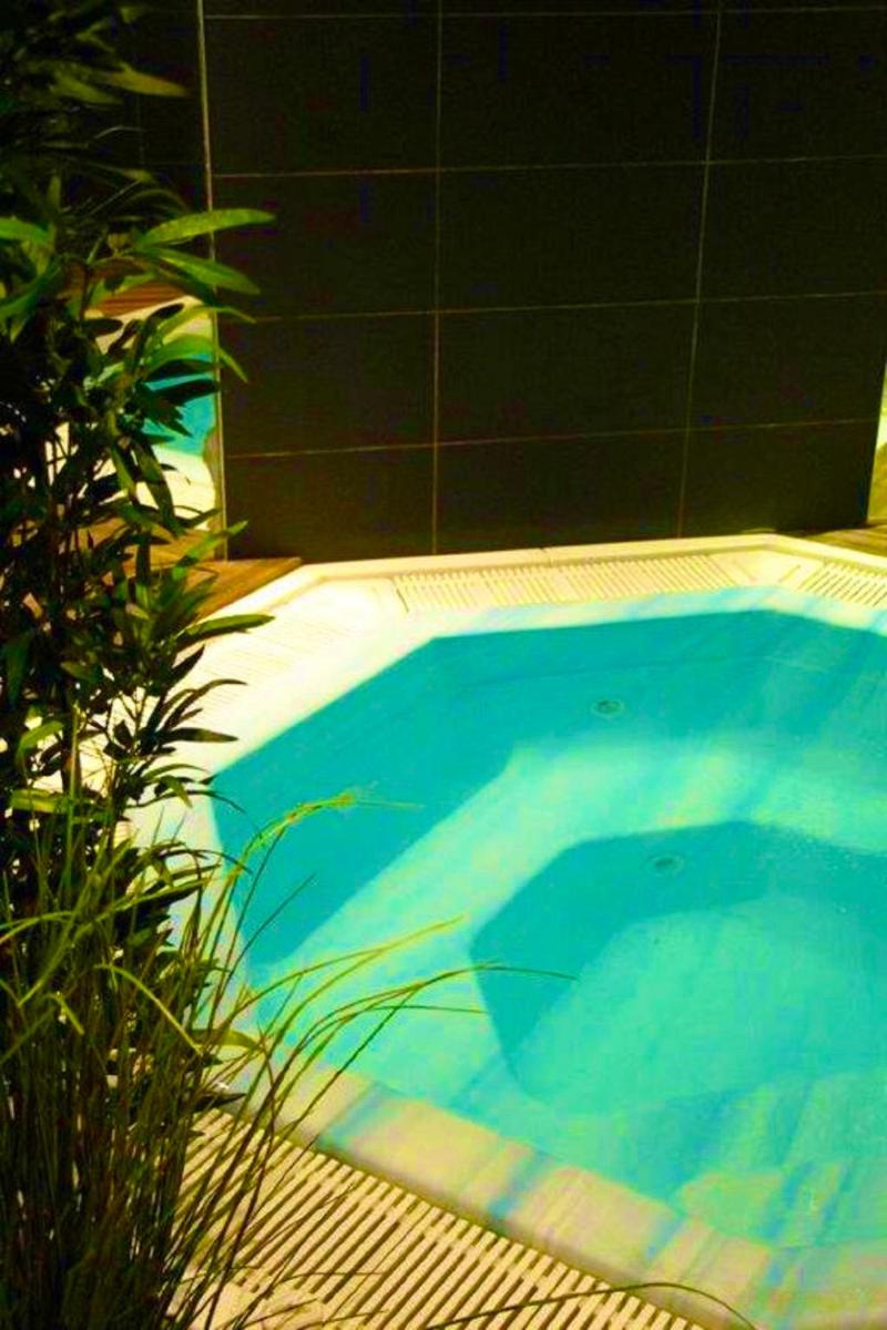 Piscine de l'établissement Kyriad Restaurant Centre SPA Vichy ou située à proximité