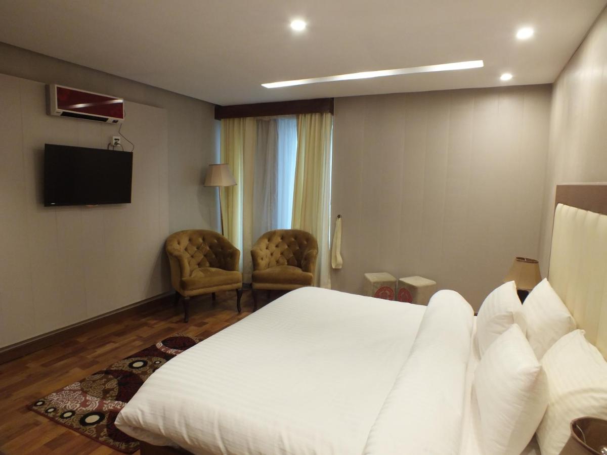 Humming Bird Resort and Executive Suites - Housity