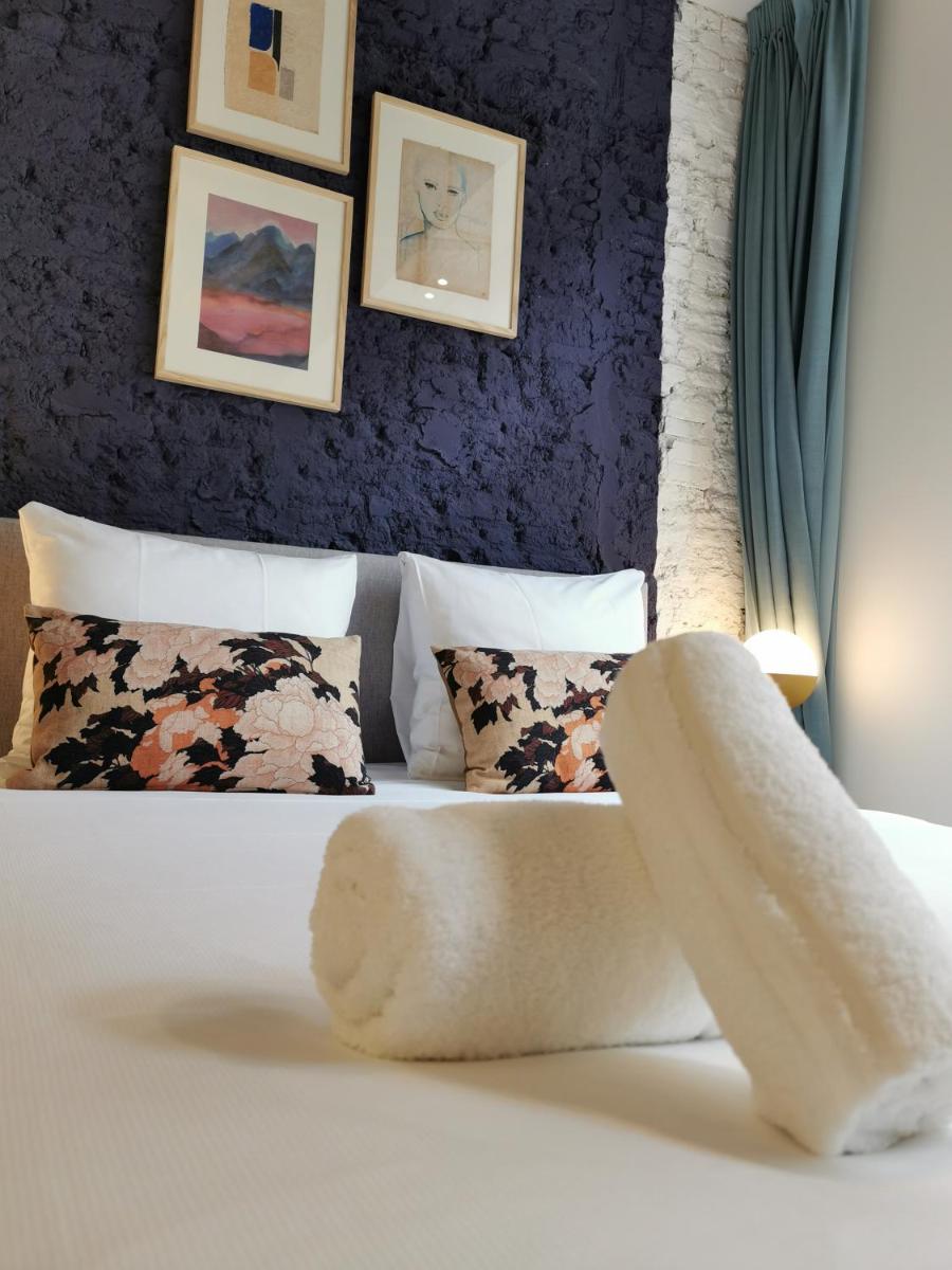 The Blue Parrot - Housity