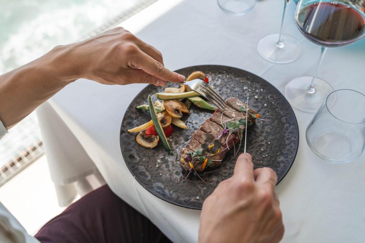Comida en o cerca de este hotel