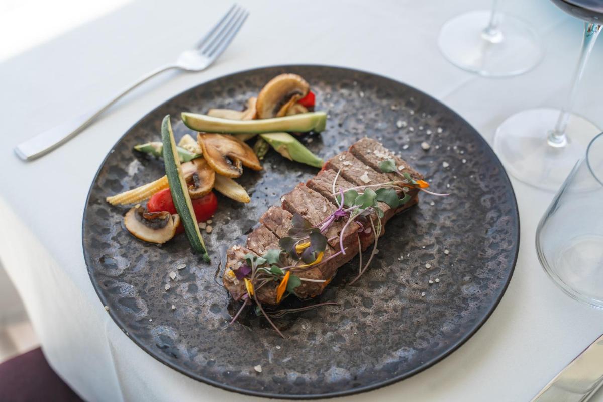 Comida en o cerca de este hotel