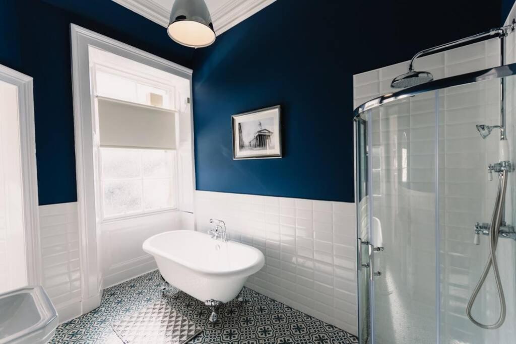 Stewart Apartment - A unique Apartment in countryside park with WIFI and access to bar and pool - Housity