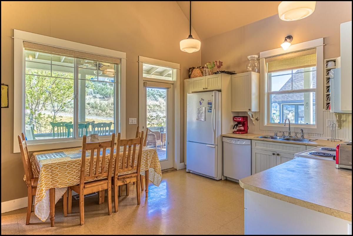 Desert Lake Cottage - Housity