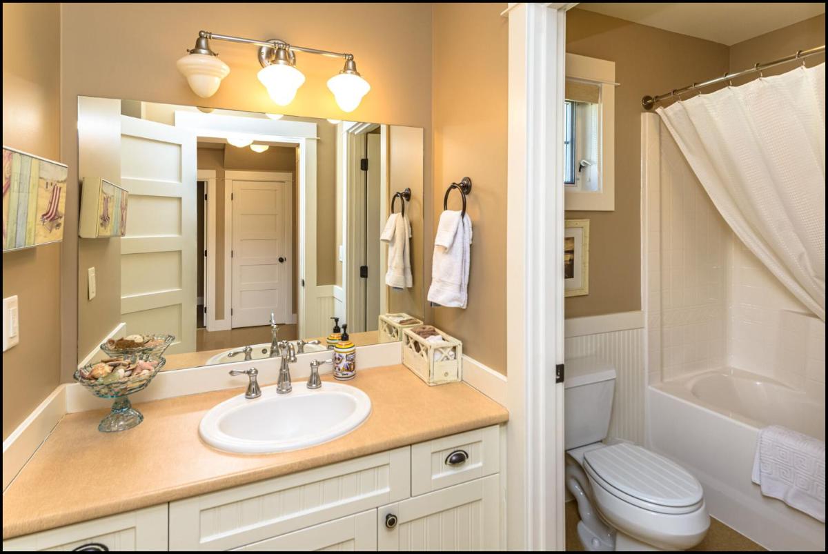 Desert Lake Cottage - Housity