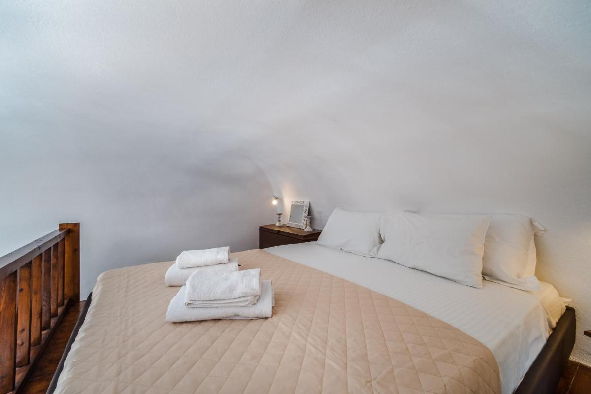 ADAM HOUSE - Housity