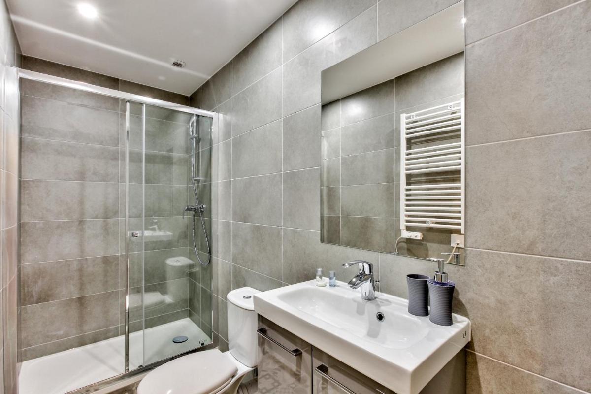 Suitetrails - 14 Luxury Flat Eiffel Design 1
