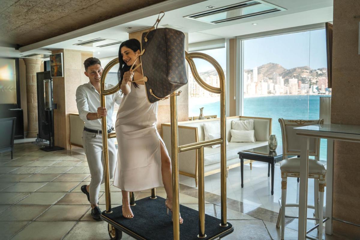 Un hombre y una mujer con un vestido en una estatua en Hotel Boutique Villa Venecia, en Benidorm
