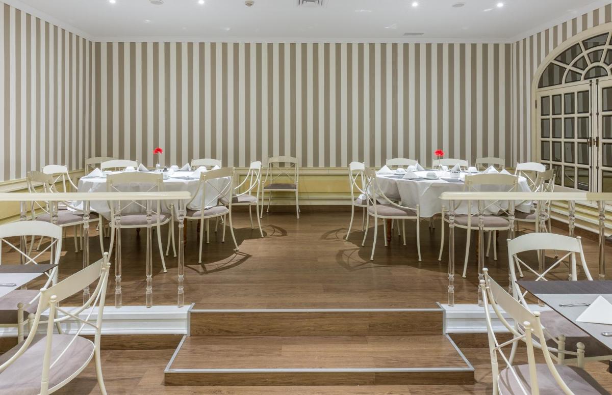 Um restaurante ou outro lugar para comer em Luna Hotel da Oura