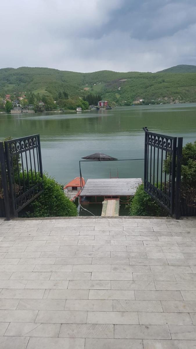 Lake House - Housity