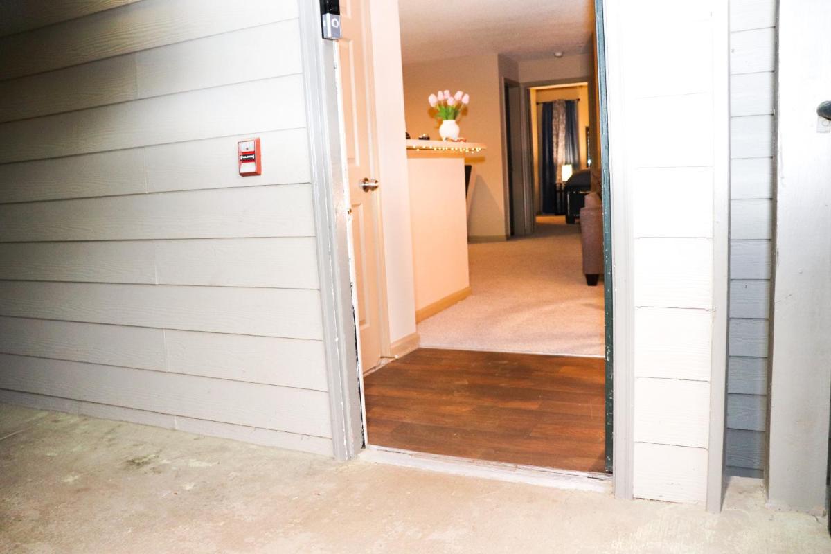 Easy Access luxurious kingbed with facilities yet to be opened - Housity
