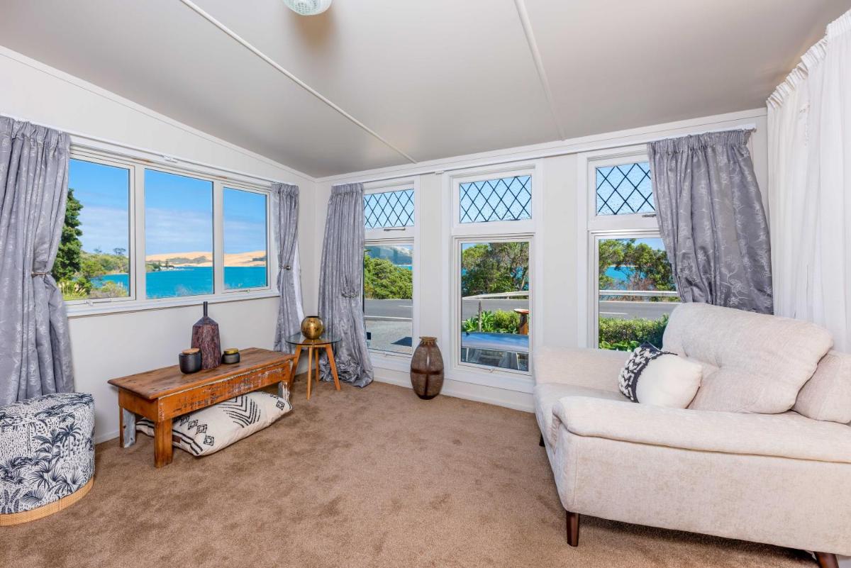 LARGE RENOVATED OPONONI BEACH HOUSE - Housity