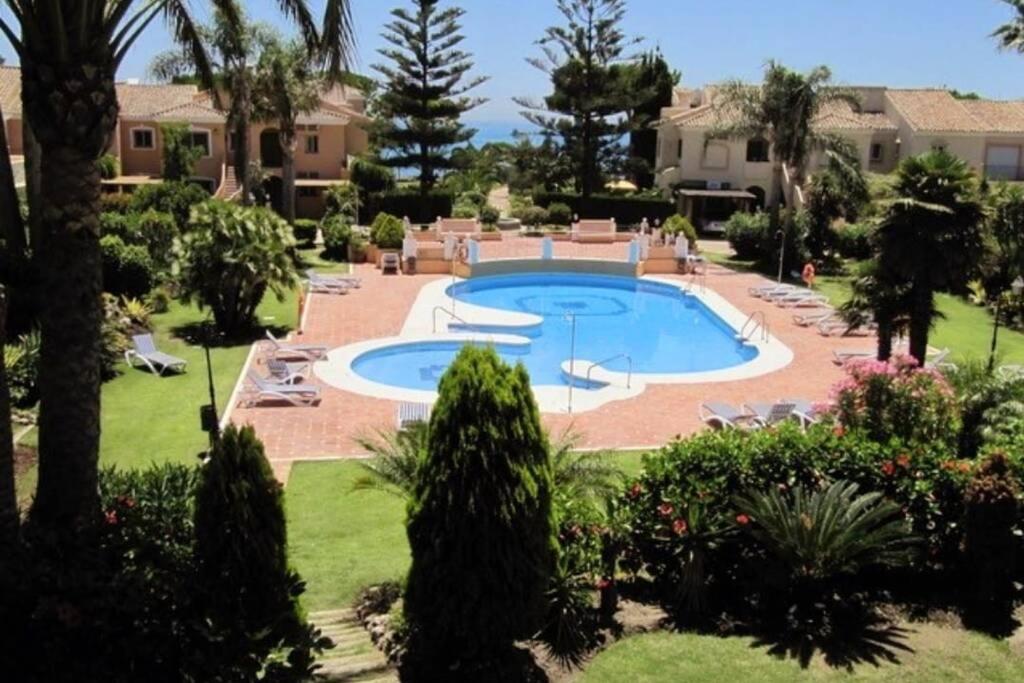 Large Ground Floor Apartment with Private Garden and Beach Access - Housity