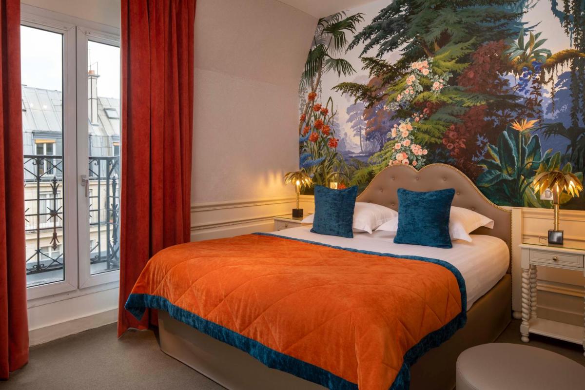 une chambre avec un lit et un tableau au mur dans l'établissement Hotel & Spa Saint-Jacques, à Paris