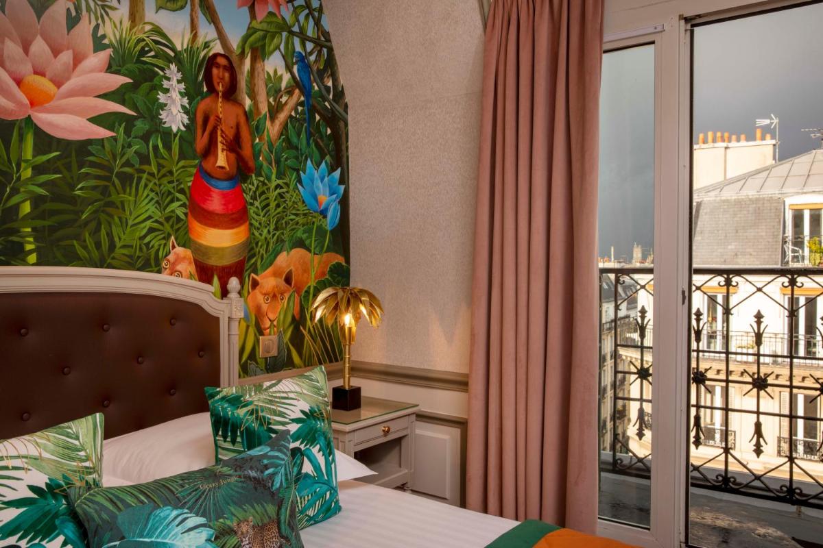 une chambre avec une fresque murale représentant une femme sur un balcon dans l'établissement Hotel & Spa Saint-Jacques, à Paris