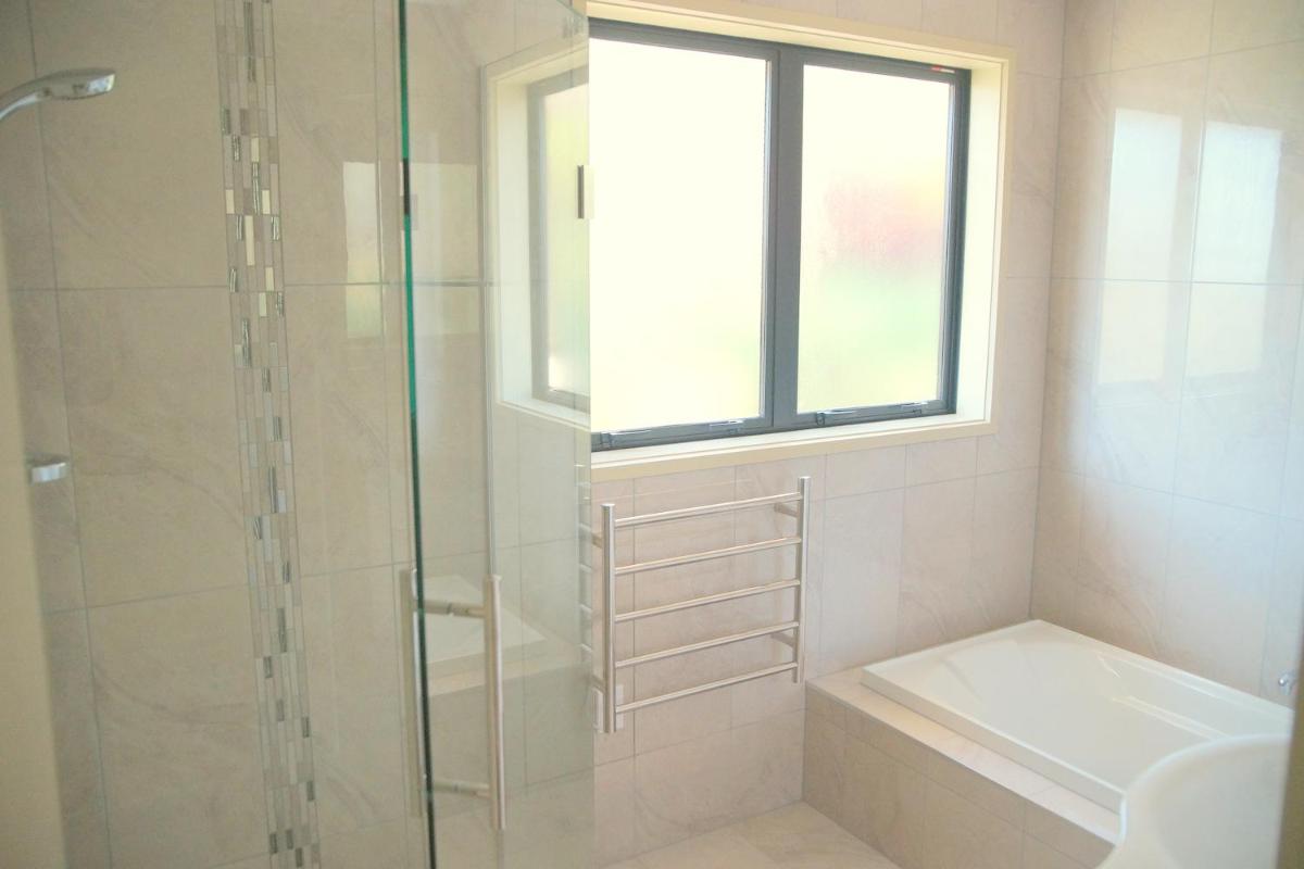 Large Group Greymouth accommodation 2 houses with 7 bedrooms 6 queens 6 single beds 5 bathrooms 5 toilets - Housity