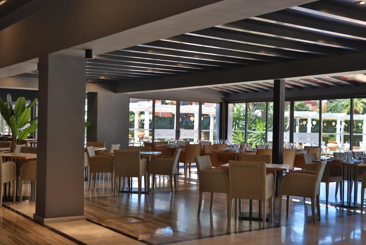 Un restaurante o sitio para comer en Hotel Jerez & Spa