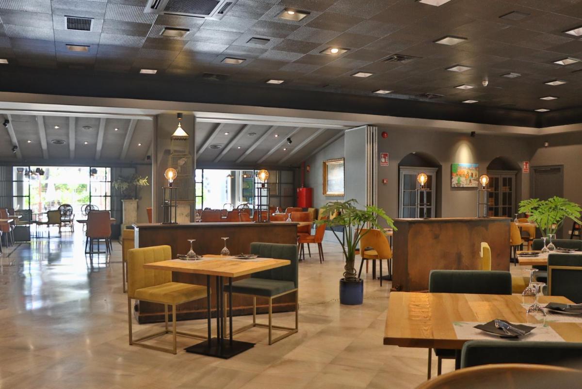 Un restaurante o sitio para comer en Hotel Jerez & Spa