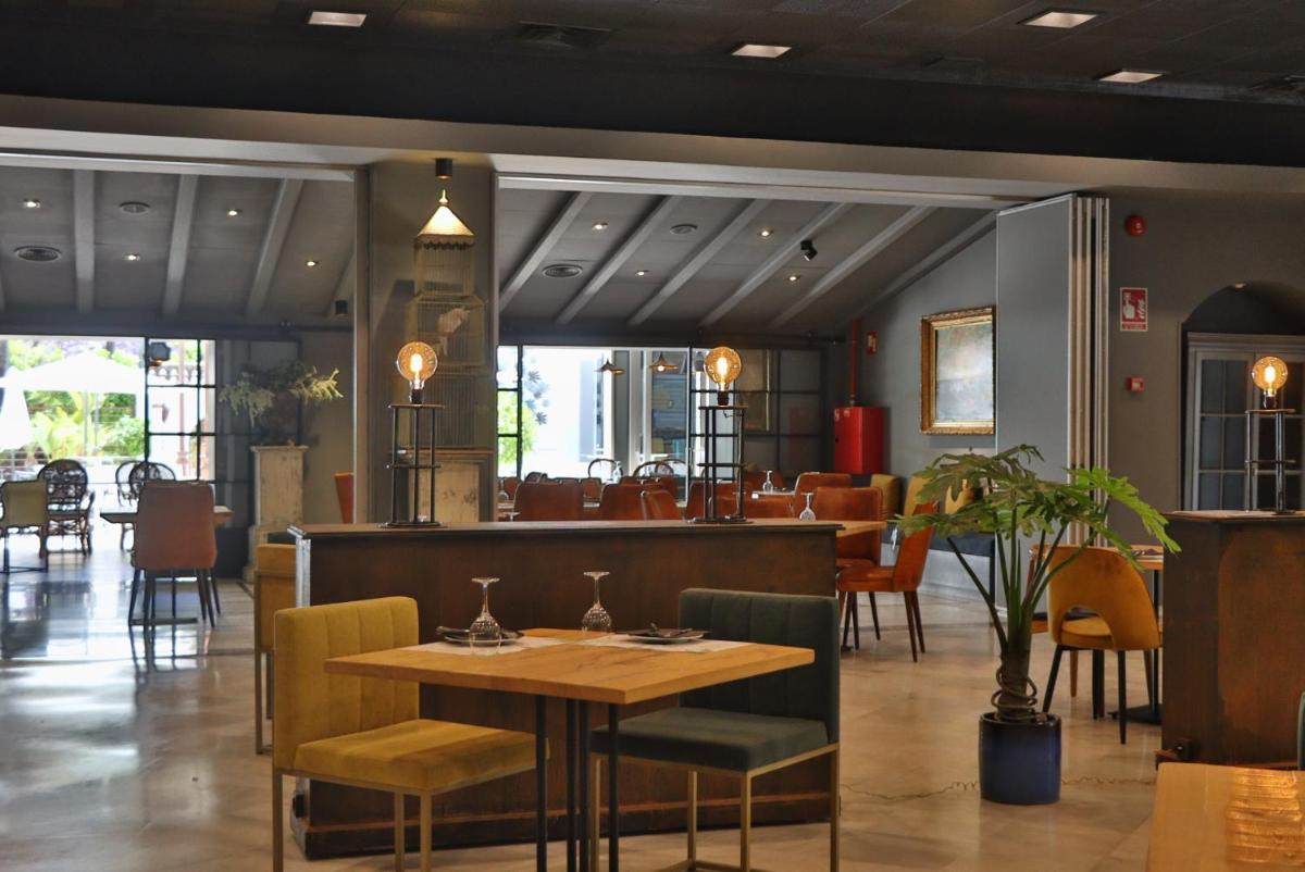 Un restaurante o sitio para comer en Hotel Jerez & Spa